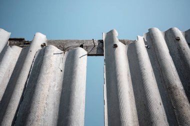 Eski ve çok tehlikeli asbest çatı. Çevrede asbest tozu var. Asbest temizleme