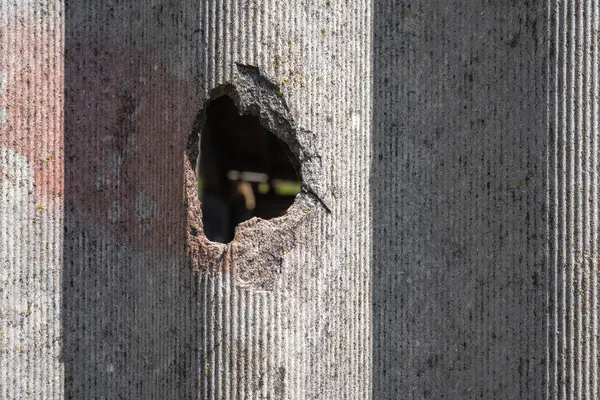 Eski ve çok tehlikeli asbest çatı. Çevrede asbest tozu var. Asbest temizleme