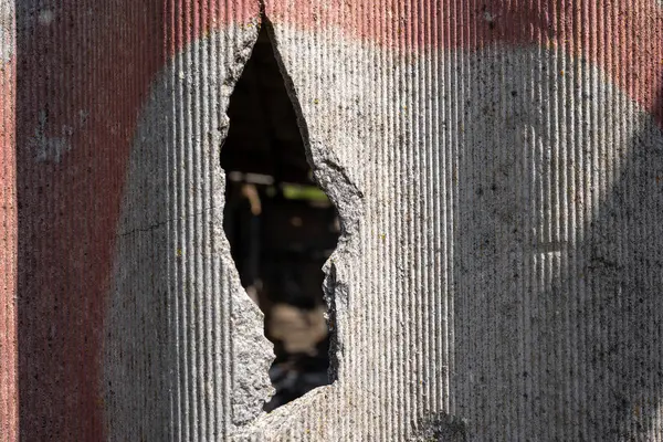 Eski ve çok tehlikeli asbest çatı. Çevrede asbest tozu var. Asbest temizleme