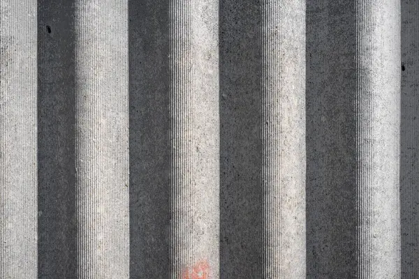 Eski ve çok tehlikeli asbest çatı. Çevrede asbest tozu var. Asbest temizleme