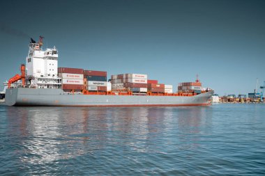 Klaipeda, Litvanya, 27 Mayıs 2025: Klaipeda limanında konteyner gemisi Annalisa P