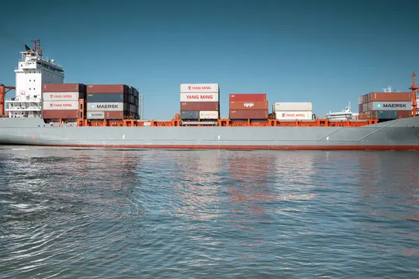 Klaipeda, Litvanya, 27 Mayıs 2025: Klaipeda limanında konteyner gemisi Annalisa P