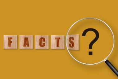 Kare ahşap karolardan yapılmış bir kelime. Büyüteçle bak