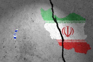 Kırık beton bir duvarda İsrail ve İran bayrakları 