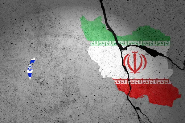 Kırık beton bir duvarda İsrail ve İran bayrakları 