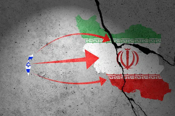 İsrail ve İran 'ın bayrakları çatlamış beton bir duvara asker gölgesi ile boyanmış.