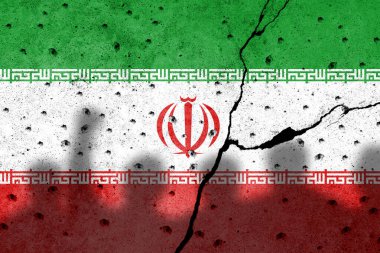 Protestocuların gölgesi altında beton bir duvara İran bayrağı