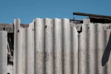 Eski ve çok tehlikeli asbest çatı. Çevrede asbest tozu var. Asbest temizleme