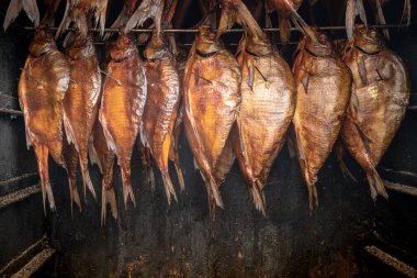 Tütsühanede balık tüttürmek. Tütsülenmiş balık.