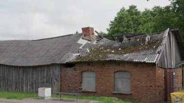 Eski ve çok tehlikeli asbest çatı. Çevrede asbest tozu var. Asbest temizleme