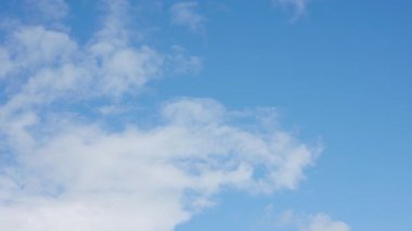 Bulutlu mavi gökyüzü. Küresel ısınma kavramı. Doğal afetler ve felaketler