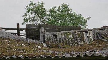 Eski ve çok tehlikeli asbest çatı. Çevrede asbest tozu var. Asbest temizleme