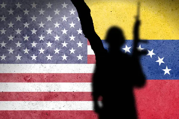 ABD ve Venezuela bayrakları beton bir duvara asker gölgesi ile boyanmış.
