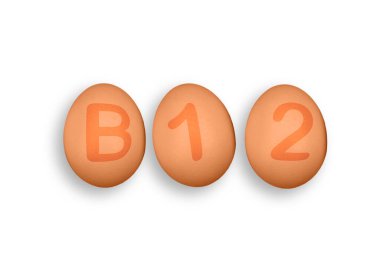 Beyaz arka planda tavuk yumurtası ve B-12 kelimesi. Yumurtalar dünyadaki en besleyici ve çok yönlü gıdalardan biridir..