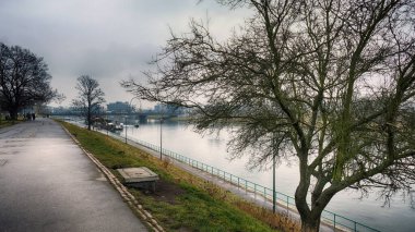 Nehrin başkentteki manzarası. Eyaletin en kirli şehirlerinin başkenti.