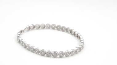 beyaz zemin üzerine Gümüş Zincir