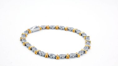 Beyaz arka planda altın bilezik