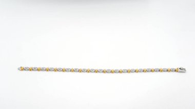 Beyaz arka planda bileziği olan.