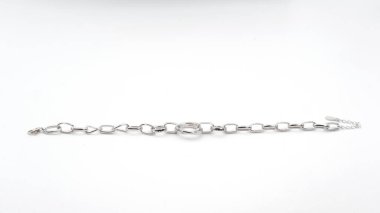 Beyaz arka planda gümüş zincirli gümüş zincir