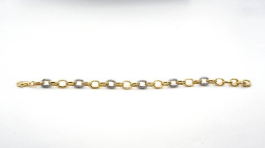 Beyaz üzerine altın zincir