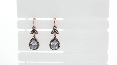 beyaz izole gümüş küpe