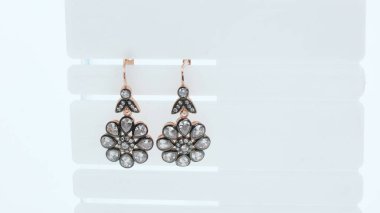 Lüks mücevherler ve taşlı elmas küpeler.