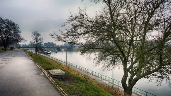 Nehrin başkentteki manzarası. Eyaletin en kirli şehirlerinin başkenti.