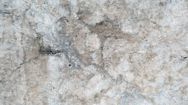 Çatlakları ve çizikleri olan beton bir duvarın dokusu arka plan olarak kullanılabilir.