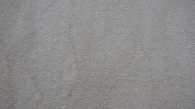 Kumsalın yüzeyinde kumlu bir taban var..