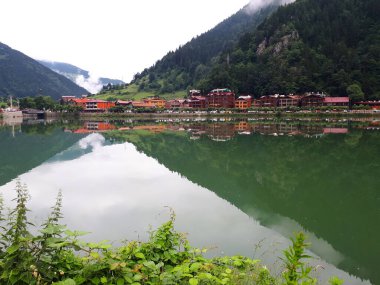 Dağlardaki güzel göl manzarası. Uzungol Türkiye 'de