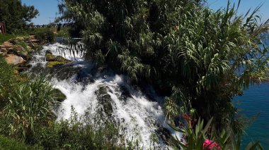 Deniz ve doğa manzarası çok güzel. Antalya 'daki Duden Şelalesi, Trkiye.