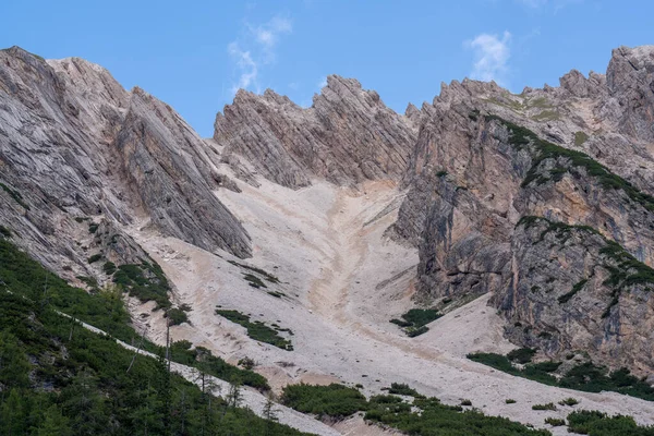 山の中で壮大な風景 ドロマイトだ イタリアだ アルプスだ 山の中の歩道 美しい岩や雲 自然の美しさ 有名な観光地 高い山だ — ストック写真