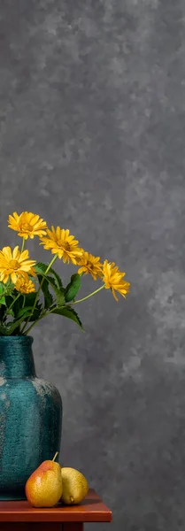 Flores Amarillas Otoño Jarrón Turquesa Fondo Gris Naturaleza Muerta Acogedor —  Fotos de Stock