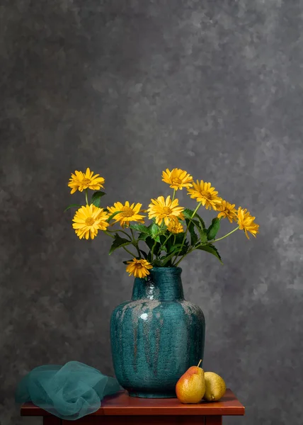 Amarelo Flores Outono Vaso Turquesa Fundo Cinzento Ainda Vida Conforto — Fotografia de Stock