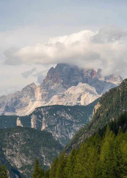 Dağ tepeleri. Taşlar. Vahşi yaşam. İtalya. Dolomitler. Alpler. Büyüklük.