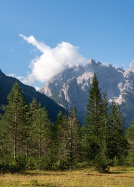 Alplerde Sabah. Sabah sisi. Mavi gökyüzü. Bulutlar. Dağlardaki Oes. Taş kaplama. Seyahat et. Turizm. Gezegendeki güzel yerler. Dağlarda bir tur. Temiz hava. İtalya. Tyrol