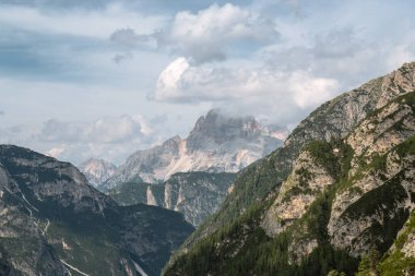 Dağ tepeleri. Dolomitler. İtalya. Taş kayalar. Dağların yüceliği. Doğanın güzelliği