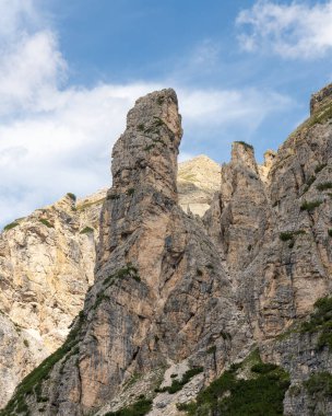 Alplerde ilginç kaya oluşumları. Dolomitler. Açık hava turizmi. Kalmak için ünlü yerler. Güzel manzara. Dağ tepeleri. İtalya