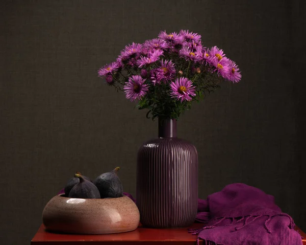 Karanlık Bir Arka Planda Vazoda Bir Buket Sonbahar Çiçeği Leylak — Stok fotoğraf