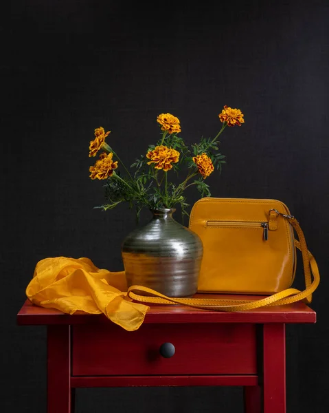 Gri Bir Vazodaki Kırmızı Masada Gri Bir Vazoda Bir Buket — Stok fotoğraf