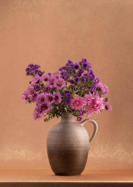 Bir Sürü Pembe Leylak Sonbahar Çiçekleri Turuncu Arka Planda Açık — Stok fotoğraf