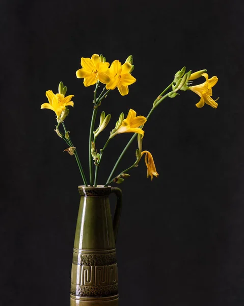 Flores Amarillas Una Jarra Verde Sobre Fondo Oscuro Contraste Tarjeta —  Fotos de Stock