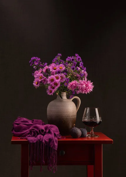 Bir Buket Sonbahar Çiçeği Kahverengi Bir Vazoda Bir Sürü Leylak — Stok fotoğraf