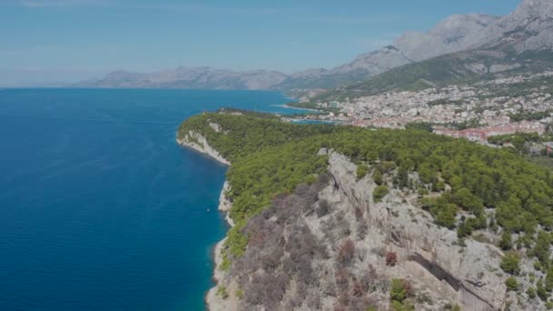 Makarska Şehrinin Panoramasıyla Kıyı Uçurumları Üzerinde Uçan Bir Nın Havadan — Stok video