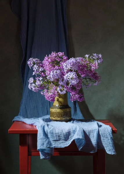 一束紫丁香花放在红色木制桌子上的绿色花瓶里 静谧的生活 — 图库照片