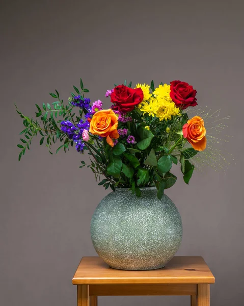 Parlak Renkli Bir Buket Çiçek Gri Bir Vazoda Açık Gri — Stok fotoğraf