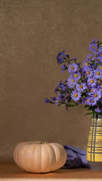 Bir Buket Mor Çiçek Asterlar Balkabağının Yanında Turuncu Arka Plan — Stok fotoğraf