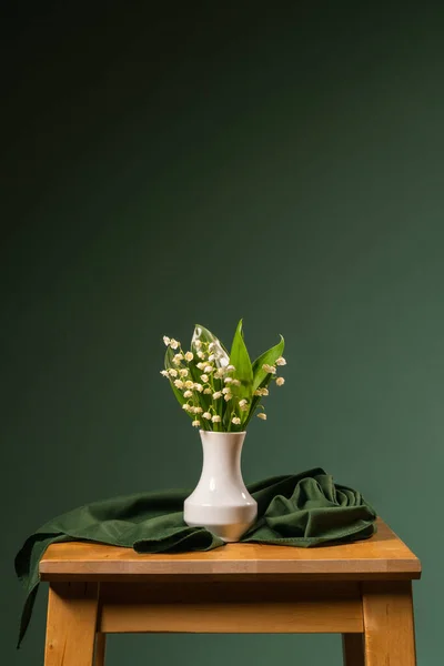 Malá Kytice Lilií Údolí Bílé Váze Zelený Šál Zelené Pozadí — Stock fotografie