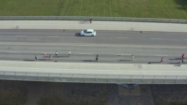 Koşan insanlar, Dresden, Saksonya, Almanya 'da maraton. Kuş tarlasından ateş ediyorlar. İnsansız hava aracı videosu. hava fotoğrafçılığı