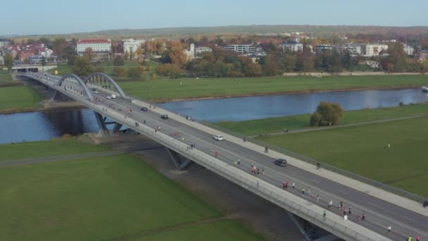 Images Drones Photographie Aérienne Marathon Dresde Beaucoup Gens Traversent Pont — Video